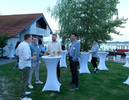 Auf der Hainer Seeterrasse findet eine Veranstaltung statt.