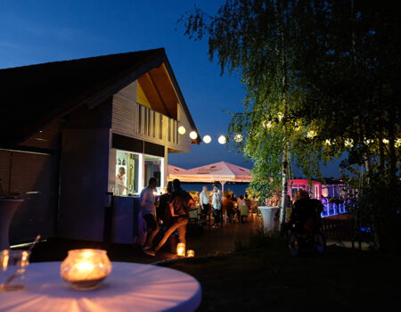 Auf der Hainer Seeterrasse findet eine Veranstaltung statt.